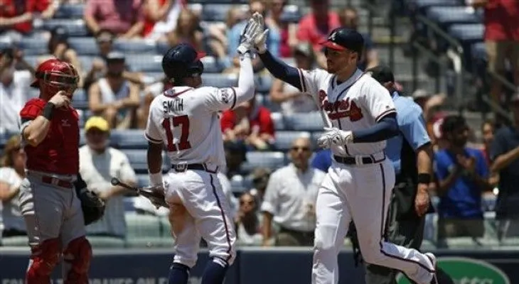 Freeman sigue luciendo al bate y Bravos vencen a Rojos