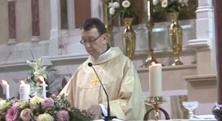 Iba a ser una boda normal, pero el sacerdote sorprendió a todos (Video)