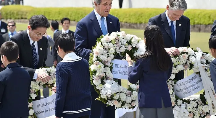 John Kerry y ministros del G-7 visitan el lugar del bombardeo en Hiroshima