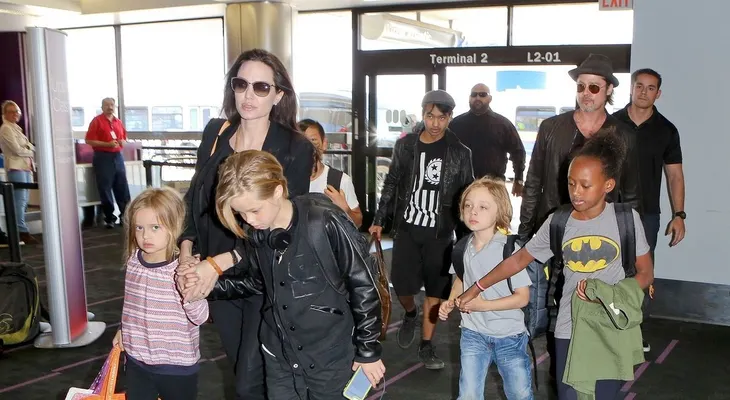 Angelina Jolie podría perder la custodia de sus hijos tras declararle la guerra a Brad Pitt