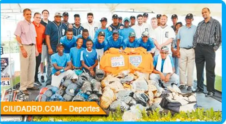 Los Tigres de Detroit donan utilería deportiva en San Pedro