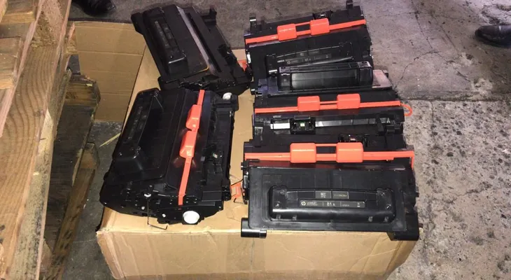Decomisan 5 toners rellenos de un polvo presumiblemente cocaína o heroína en AILA