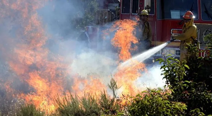 Incendio al nordeste de Los Ángeles se extiende sobre 8.000 hectáreas