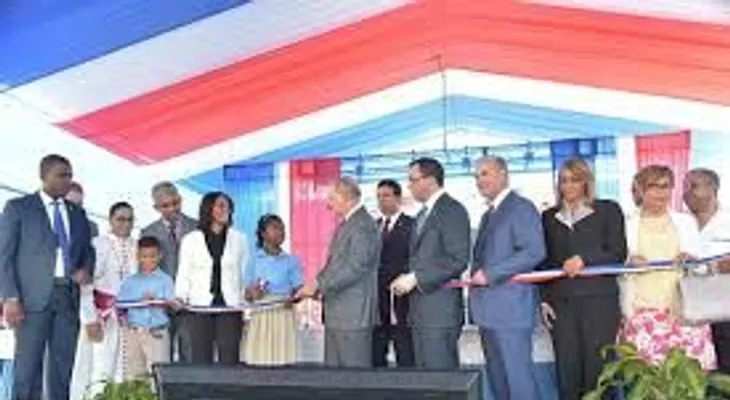 Danilo Medina entrega junto al Ministro Andrés Navarro, un moderno centro educativo en San Pedro de Macorís