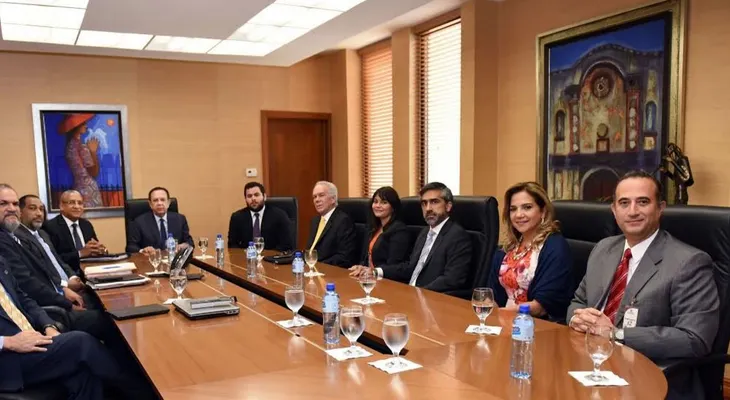 Valdez Albizu intercambia impresiones sobre avances sector del mercado de valores 