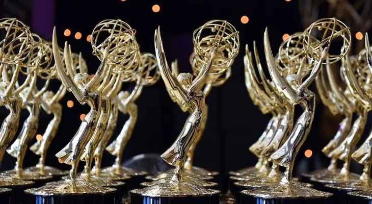 Las estrellas deslumbran en la alfombra azul de los Emmy 2026