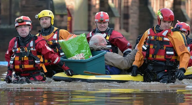 Inundaciones dejan a miles de hogares sin electricidad en Inglaterra