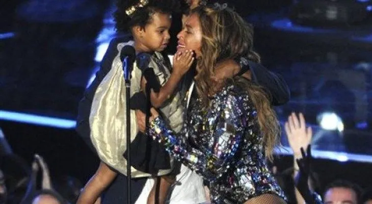 Cadena suspende productor por burlarse del cabello de la hija de Beyonce