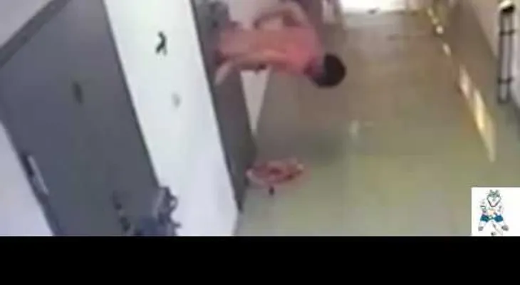 El increíble escape al desnudo de una celda en Rusia