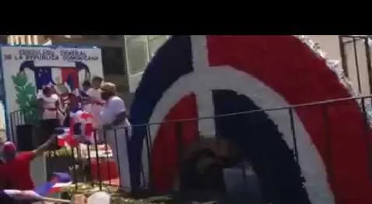 Con menos asistencia Desfile Dominicano Manhattan (VIDEO)