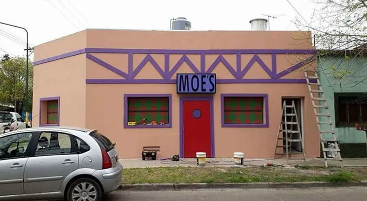 Los Simpsons "se mudaron" al GBA: construyen en Ituzaingó una casa igual al bar de Moe