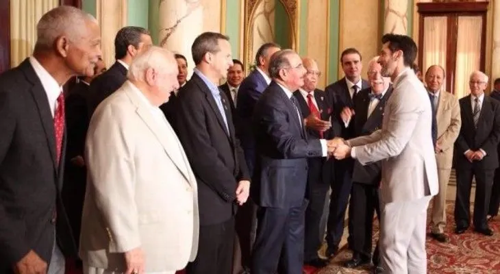 Presidente recibe jugadores de MLB y exaltados al Salón de la Fama Latino