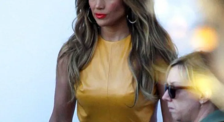 Jennifer López marca curvas con un vestido español 