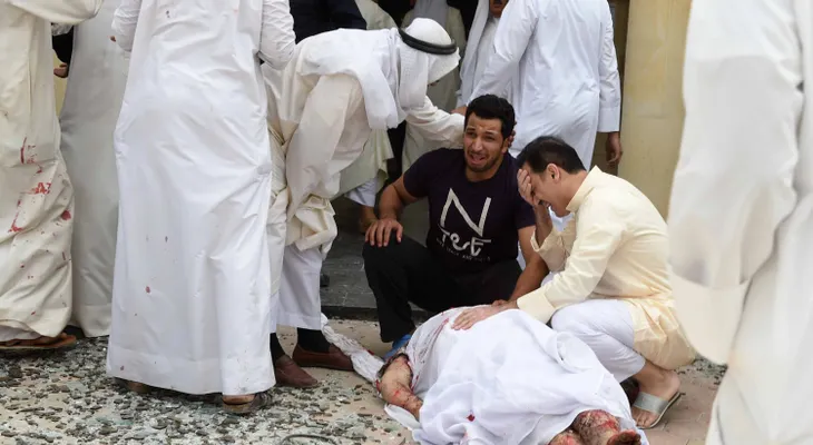Atentado a mezquita deja 25 muertos en Kuwait