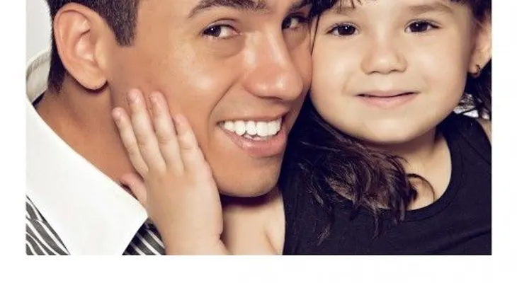 Un joven padre recrea fotografías con su hija de dos años en memoria a su fallecida esposa
