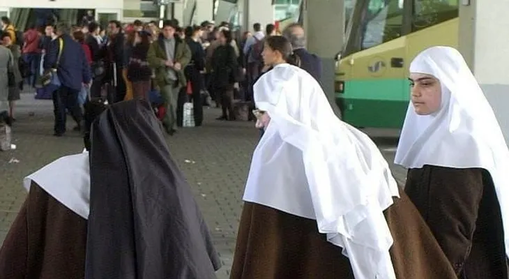 ¿Qué hacen 20 monjas metidas en un autobús durante 19 días?