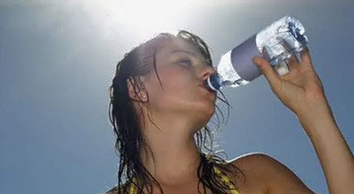 ¿Es malo tomar demasiada agua?