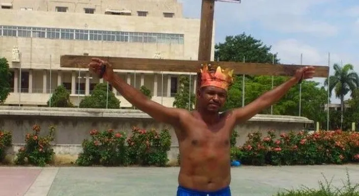 Hombre se crucifica frente al Congreso para que Loma Miranda sea parque nacional