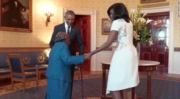 Mujer de 106 años baila de alegría al conocer a Obama (VIDEO)