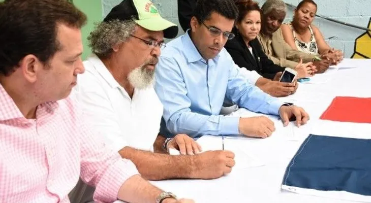 Padre Rogelio Cruz, David Collado y entidades firman acuerdo por comunidad de Cristo Rey