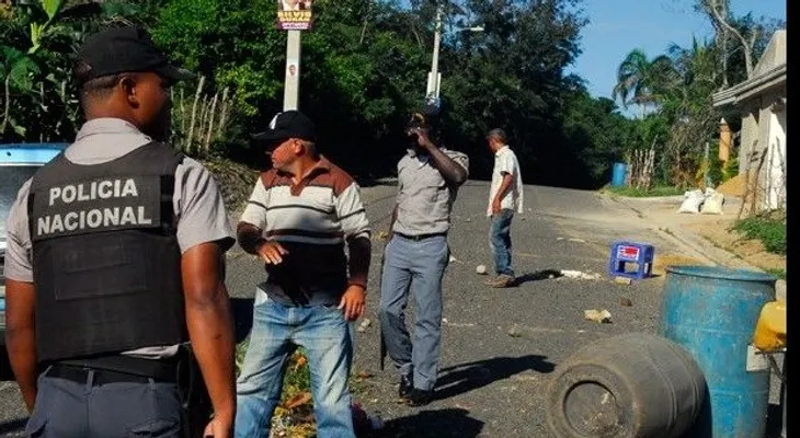 Baitoa sin agua ni espacio para muertos