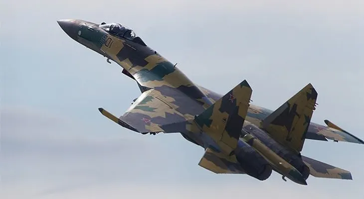 El moderno caza ruso Su-35 es capaz de detenerse en el aire  