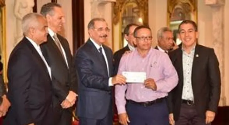 Medina entrega RD$116 millones a organizaciones rurales del Cibao y el Este