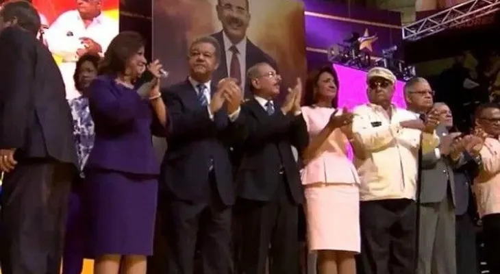 Inicia proclamación de Danilo; Leonel y Danilo sentados juntos