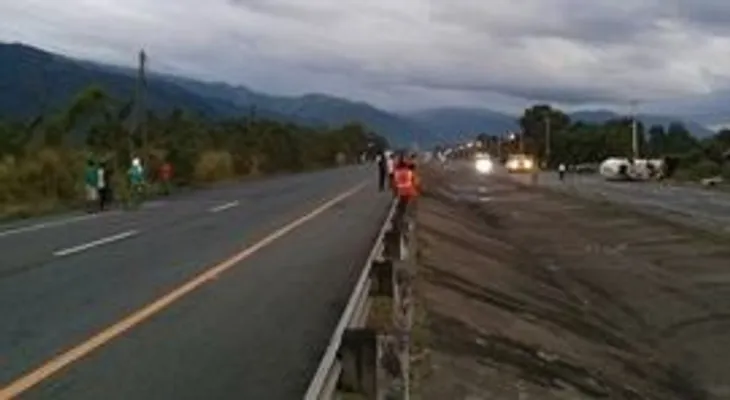 Hombre muere tras choque entre tanquero de gas y un camión en la autopista Duarte