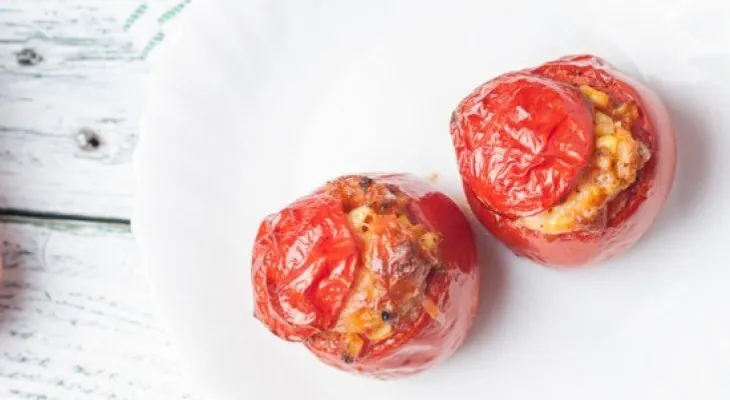 Aprende a realizar unos tomates rellenos con queso y albahaca