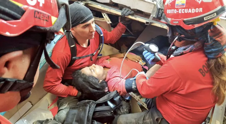 Ecuador: afectados por el sismo buscan a sus familiares entre ruinas