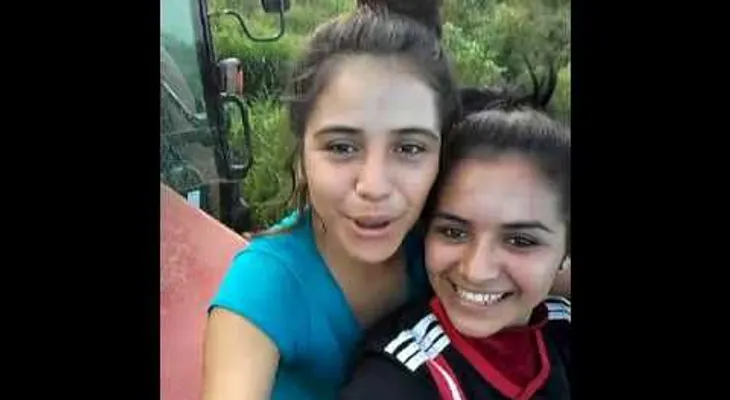 Dos hermanas son aplastadas por un tractor segundos antes de hacerse una selfi (VIDEO)