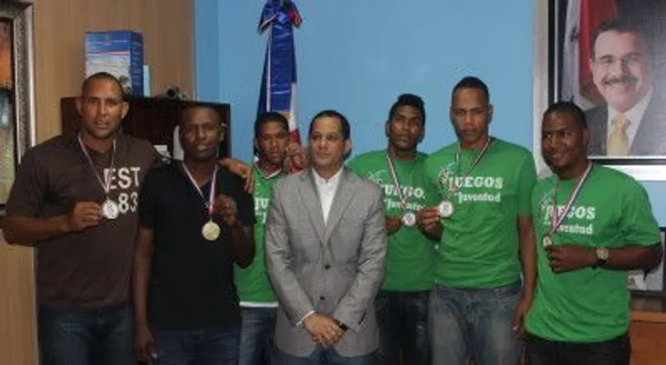 El ministro de la Juventud premia equipo de baloncesto de Santo Domingo Oeste