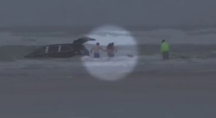 Todos se congelaron al ver a esta mujer embarazada conducir rumbo al mar con sus HIJOS 