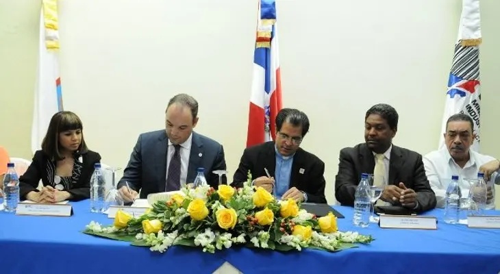 Ministro José del Castillo Saviñón y rector Ucateba firman convenio que inicia con Diplomado sobre Comercio Exterior  