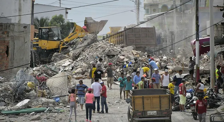 La huella del terremoto en Pedernales: buscan sobrevivientes en medio de la destrucción