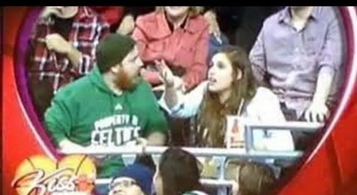 Mascota de Chicago Bull le roba su novia a fanático (Video)