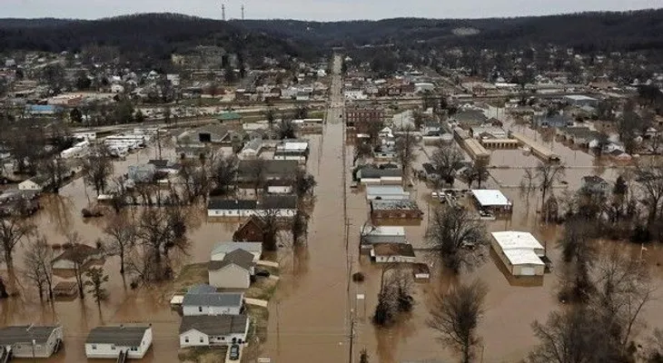 Vigilan diques en Illinois y Missouri