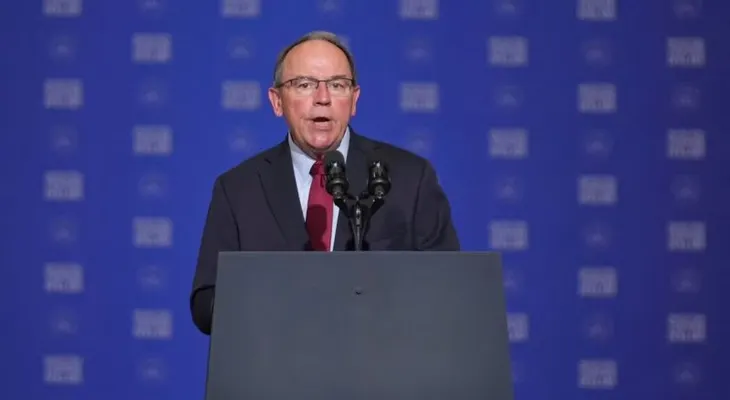 Congresista Tom Tiffany sale ileso tras aterrizaje de emergencia en lago Wausau