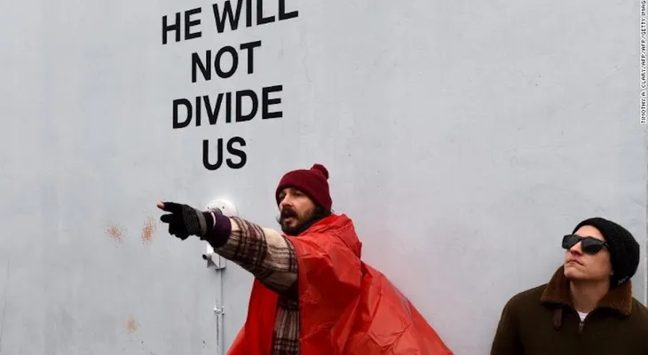 Arrestan al actor Shia LaBeouf en una protesta contra Donald Trump