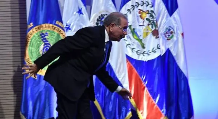 Danilo Medina tropezó cuando subía escalara antes de iniciarse 51 reunión del SICA 