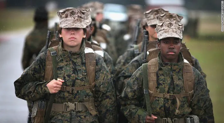Generales del ejército de EE.UU. quieren que las mujeres se inscriban al reclutamiento