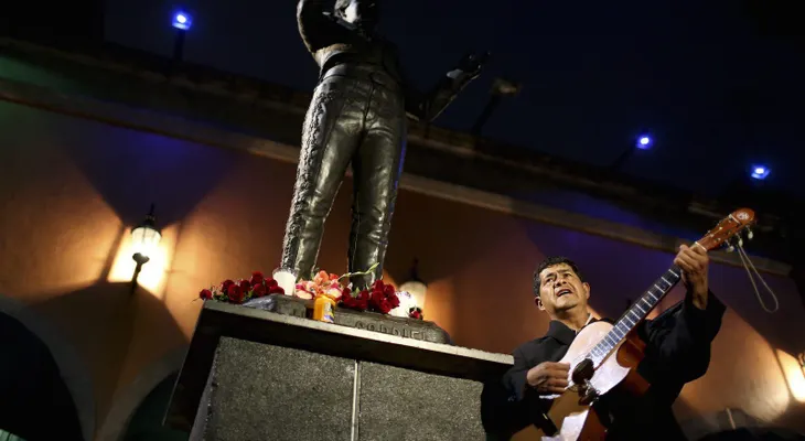 Mi Guitarra; la canción de Juan Gabriel que me ayudó a entender quién soy