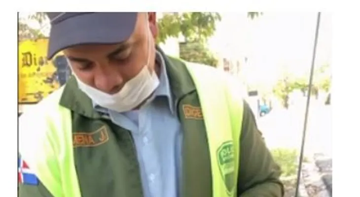 Un agente de la Digesett detiene a Melymel para leerle un pasaje bíblico