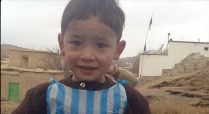Hallan al niño que hizo una camiseta de Messi con una bolsa de plástico (VIDEO)