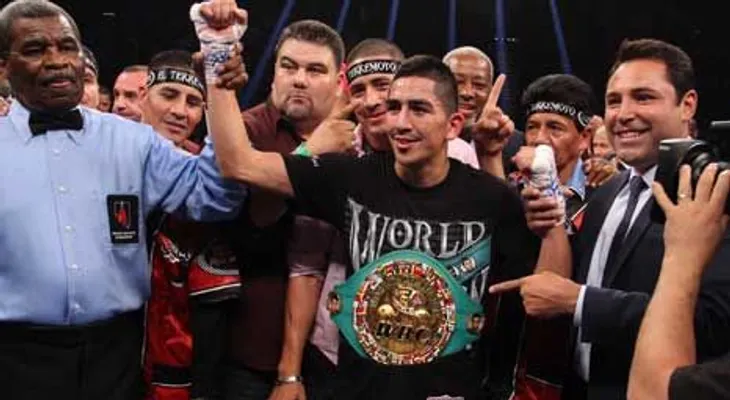 Leo Santa Cruz gana título pluma de la AMB; derrota a  Abner Mares