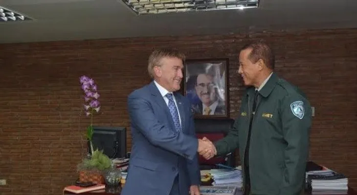 Embajador de EU visita director AMET; agentes recibirán capacitación