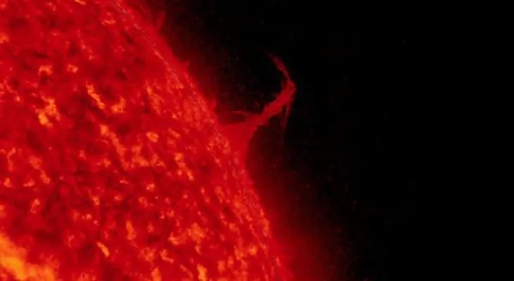 Una explosión solar en forma de la Torre Eiffel, cortesía de la NASA