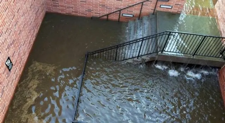 EE.UU.: 20 millones de galones de agua inundan universidad