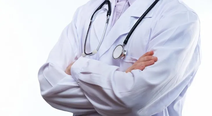Arrestan 150 médicos que protestaban por la falta de protección en Pakistán